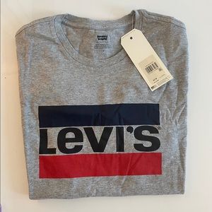 Levi’s Oversized Tee